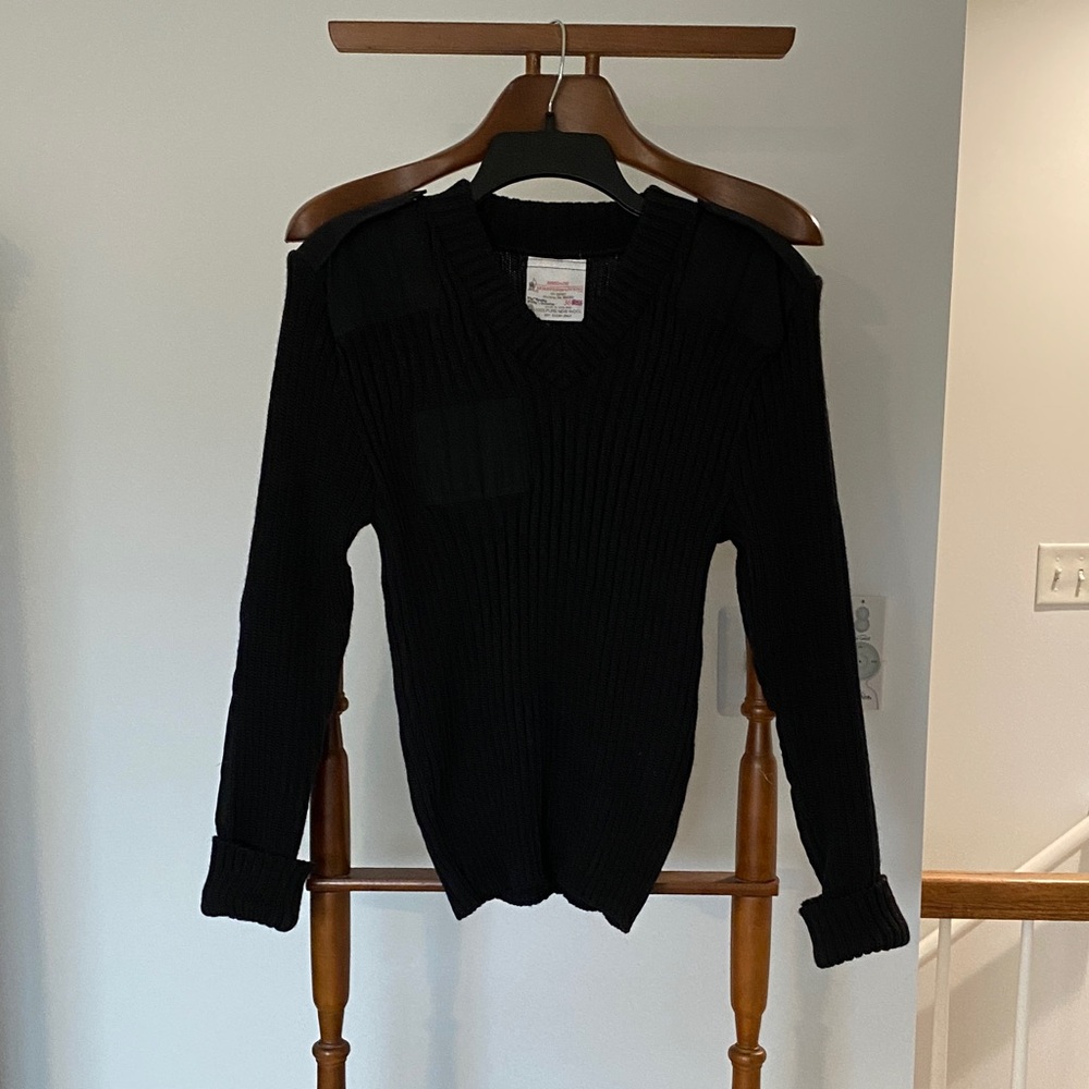 Woolly Pully Chic Black V-Neck Sweater for Women